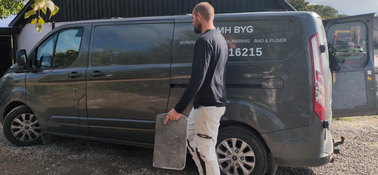 Murermester Jannick Diderichsen fra MMH Byg ved firmabilen i Nykøbing Falster